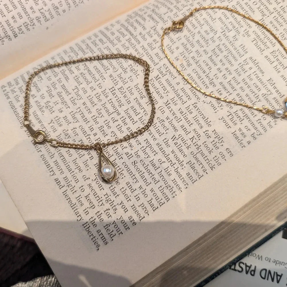 Elegant Gold Women's Small Bracelet Set - Picture 6 of 9